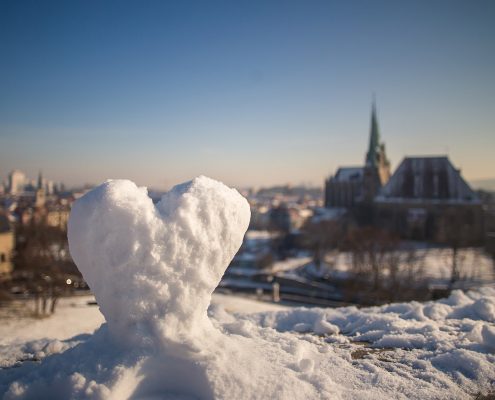 ein Valentinsherz aus Schnee vor dem Erfurter Dom